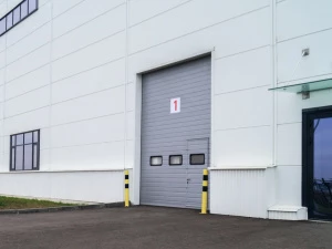 Промышленные секционные ворота Doorhan ISD01 4900x3900 с калиткой и окнами